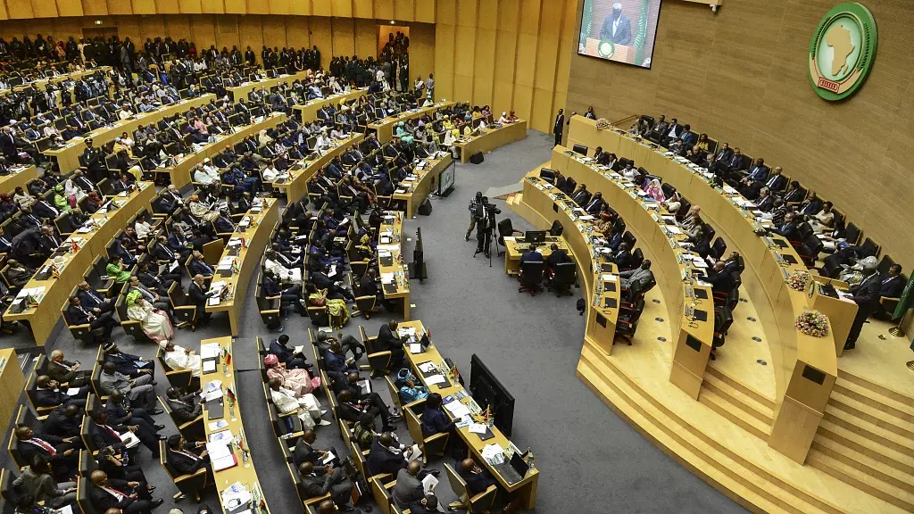 Delegáti se účastní zahajovacího zasedání 33. summitu Africké unie (AU) v sídle AU v Addis Abebě v Etiopii v neděli 9. února 2020.  