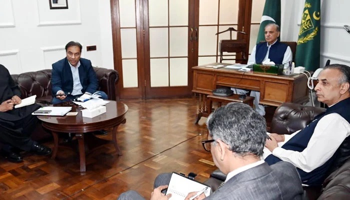 Pakistánský premiér Šáhbáz Šaríf předsedá schůzi v souvislosti s předmonzunovými dešti během dnů Eid v Paňdžábu 27. června 2023