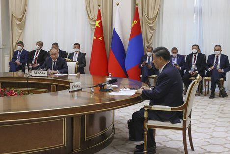 Čínský prezident Si Ťin-pching (vpravo) a ruský prezident Vladimir Putin se účastní trilaterálního setkání s mongolským prezidentem Ukhnaa Khurelsukh na okraj summitu Šanghajské organizace pro spolupráci (SCO) v Samarkandu, Uzbekistán, čtvrtek 15. září 2022.