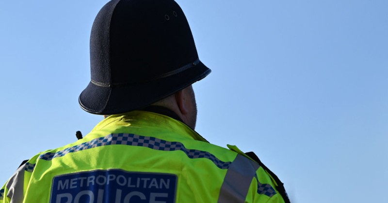 Londýnská policie najímá negramotné důstojníky, kteří stěží umí psát anglicky, aby splnili kvóty pro rozmanitost