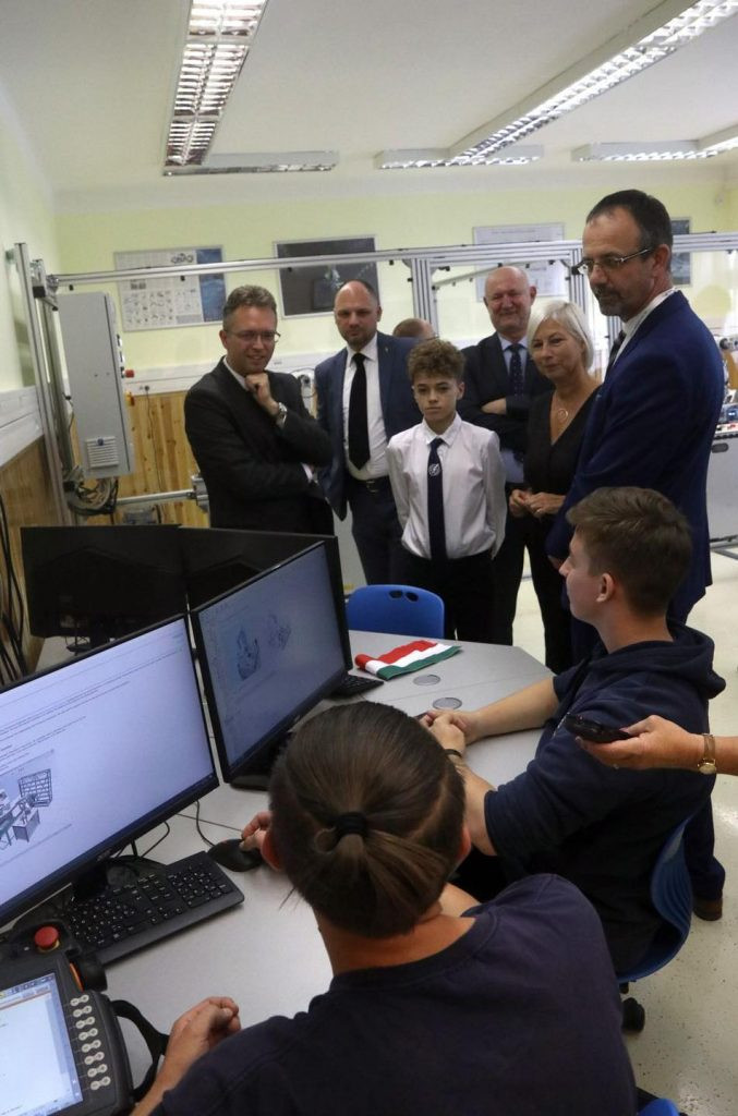 Elektrotechnika Ottó Bláthy Centra odborného vzdělávání v Miskolci byla rozšířena o laboratoř průmyslové robotiky.