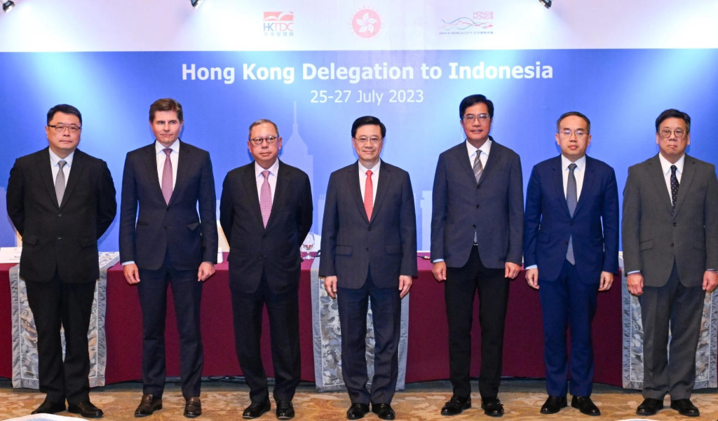 Hongkongský vůdce John Lee (uprostřed) s klíčovými členy své delegace