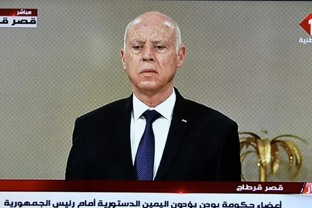 Tunisané hlasovat v referendu o nové chartě, která by centralizovala všechny pravomoci do rukou prezidenta Saïeda