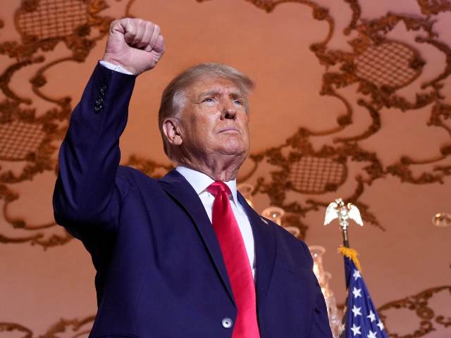Bývalý prezident Donald Trump stojí na pódiu poté, co oznámil třetí kandidaturu na prezidenta v Mar-a-Lago v Palm Beach na Floridě, 15. listopadu 2022.