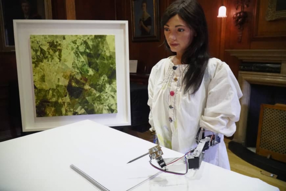 Ai-Da, humanoidní robotický umělec, se připravuje na první samostatnou výstavu