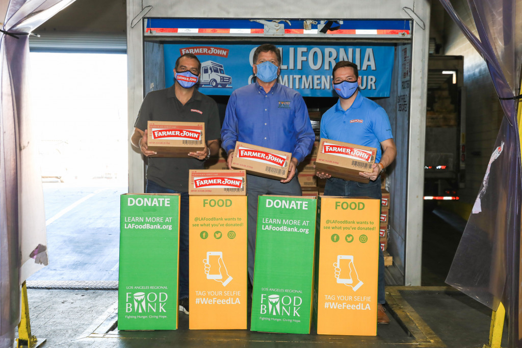 V rámci svého Kalifornského závazkového turné se zástupci Farmer John shromáždí v Los Angeles Regional Food Bank, aby věnovali více než čtvrt milionu porcí bílkovin komunitě LA. (Zleva: Max Bretos, hlasatel LAFC, Michael Flood, prezident a generální ředitel Los Angeles Regional Food Bank, Jonathan Toms, manažer charitativních iniciativ ve Smithfield Foods).
