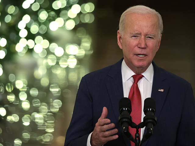 Prezident Joe Biden promlouvá při vánočním projevu ve východní místnosti Bílého domu 22. prosince 2022 ve Washingtonu, DC. Prezident Biden pronesl projev, aby popřál Američanům šťastné svátky.