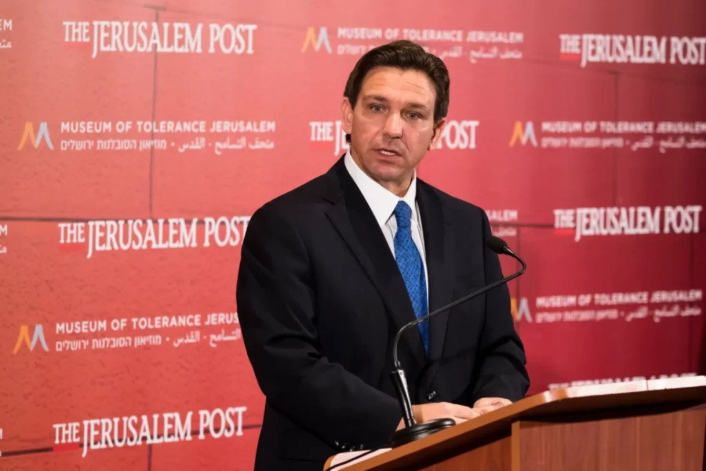 Floridský guvernér Ron DeSantis vyzval velkou porotu k vyšetřování možných trestných činů souvisejících s vakcínou COVID-19.