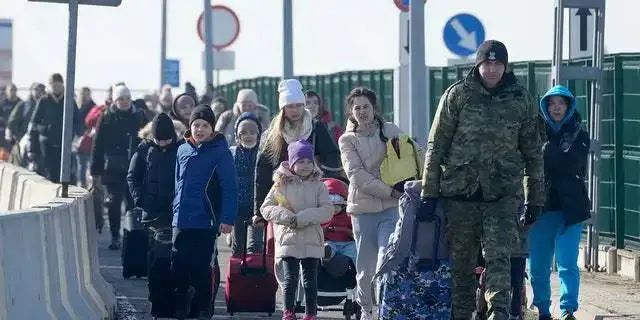 Polská stráž přivádí ukrajinské uprchlíky do Polska 26. února