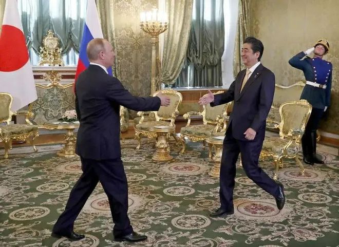 Toho roku se Putin v Kremlu setkal s tehdejším japonským premiérem Šinzó Abem