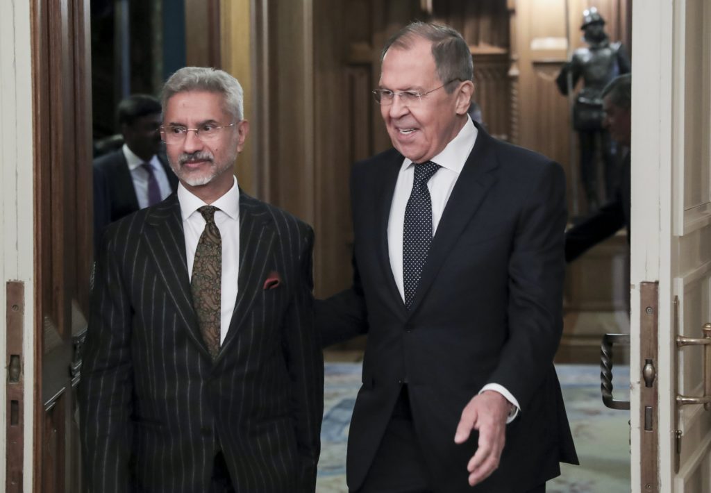 Ruský ministr zahraničí Sergej Lavrov (vpravo) kráčí se svým indickým resortním partnerem Subrahmanjamem Džajšankarem během jejich setkání v Moskvě 8. listopadu 2022