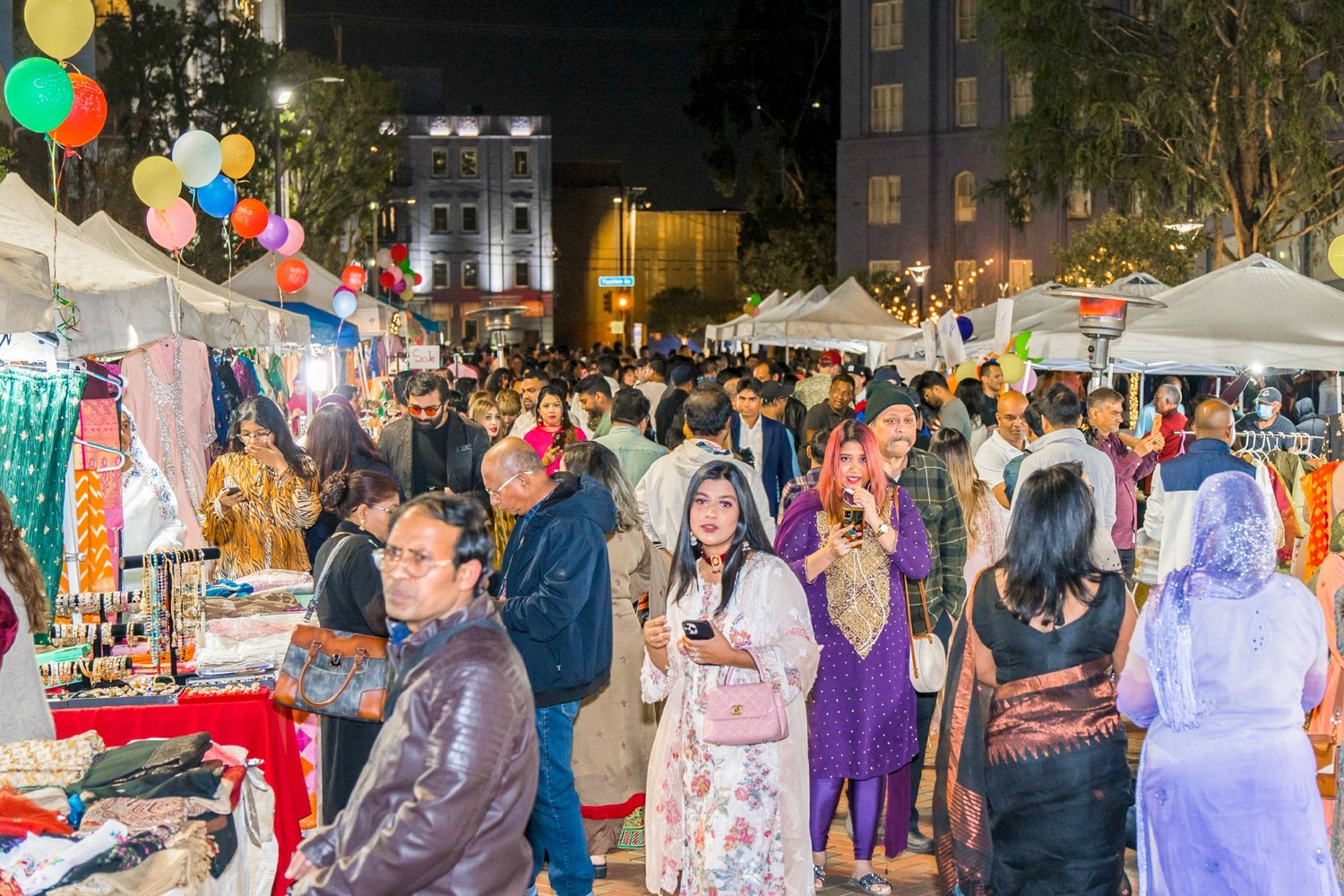 Festivalu pořádaného pro komunitu Los Angeles Bangladéš se zúčastnilo asi 1250 hostů