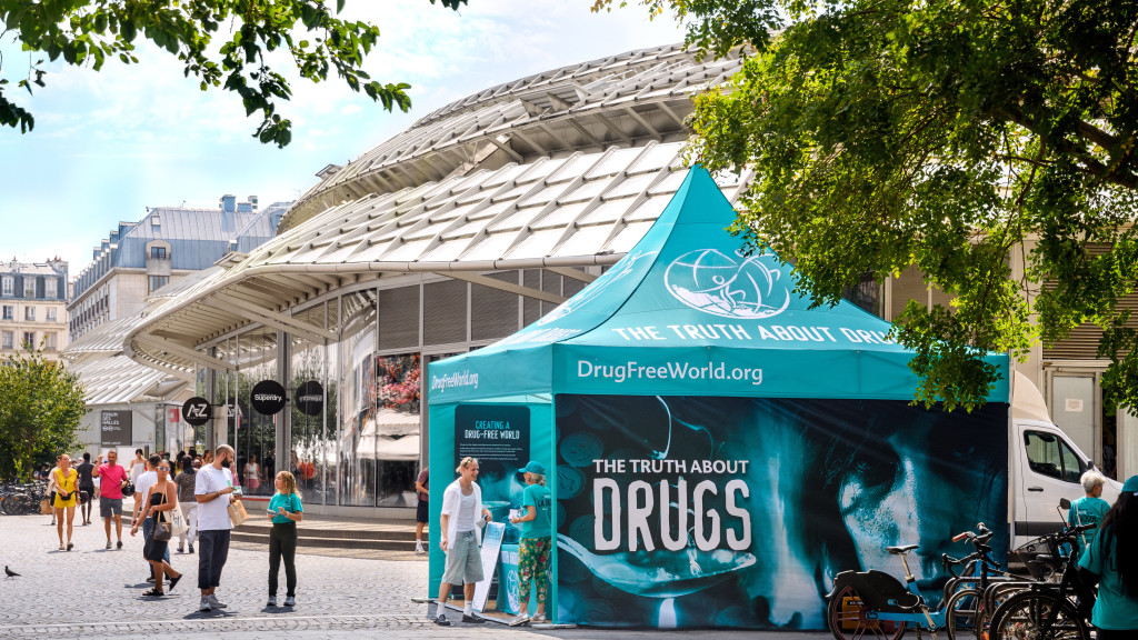 Mobilní výstava Svět bez drog, která byla instalována v pařížském Les Halles, sdílí s komunitou pravdu o drogách.