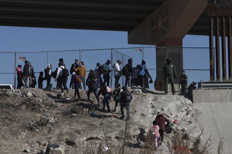 Migranti, většinou z Venezuely, se snaží překonat bariéru mexické armády, vstoupit na mezinárodní most Paso del Norte, během protestu za žádost o azyl ve Spojených státech, při pohledu z Ciudad Juarez, Mexiko, 12. března , 2023