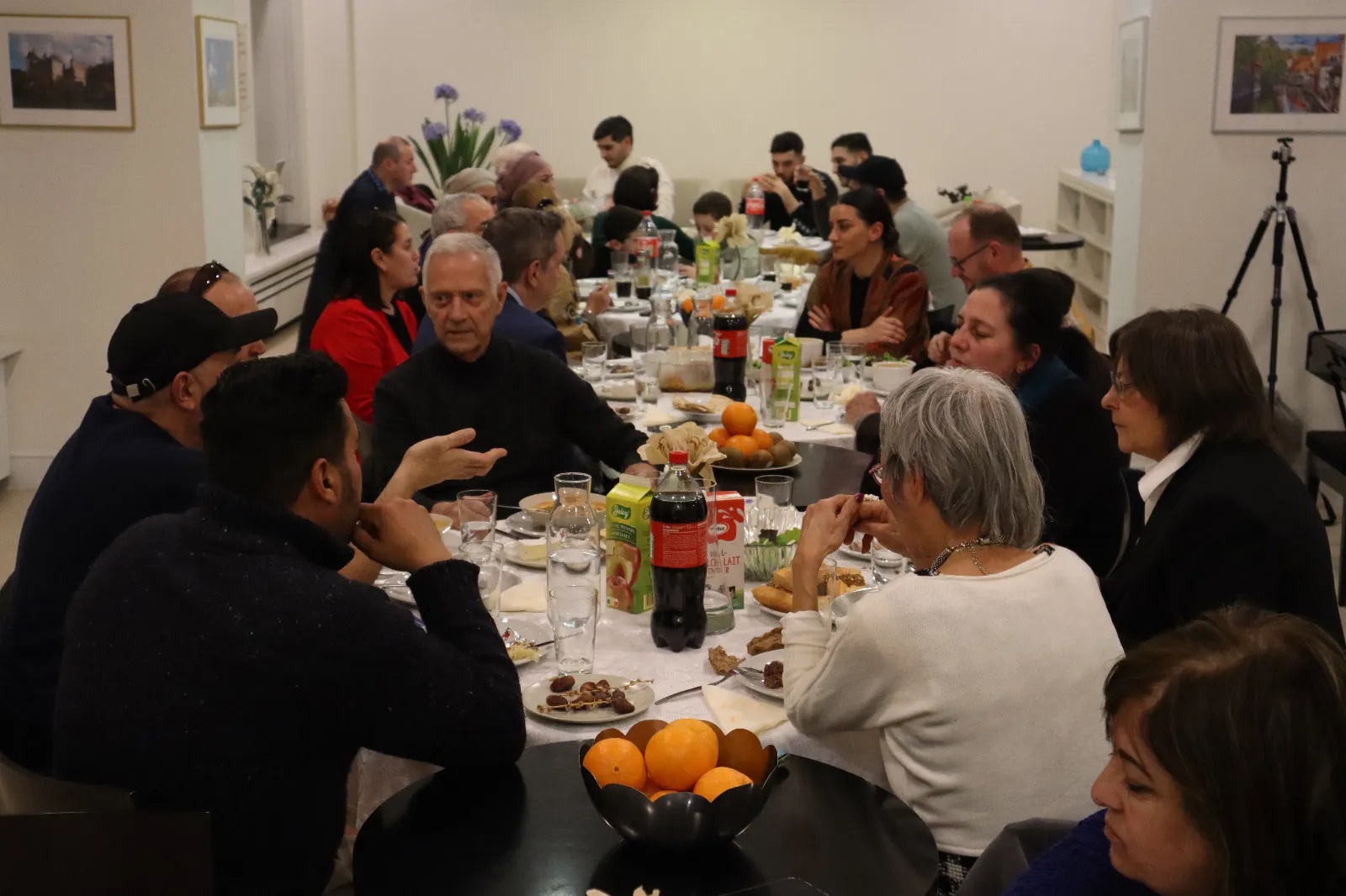 Minulou středu se zástupci různých náboženských skupin a komunit sešli na večeři Iftar v Scientologických církvích pro Evropu.