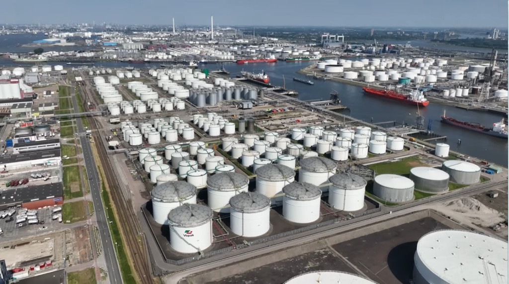 Austrálie nemá zdroje ropy na blízku a je závislá na dodávkách z Malajsie, Spojených států, Vietnamu a Bruneje a na dodávkách rafinovaných produktů z Jižní Korey, Singapuru a Malajsie. Pro Austrálii je to závislost na jiných zemích neuspokojivá a nepohodlná.