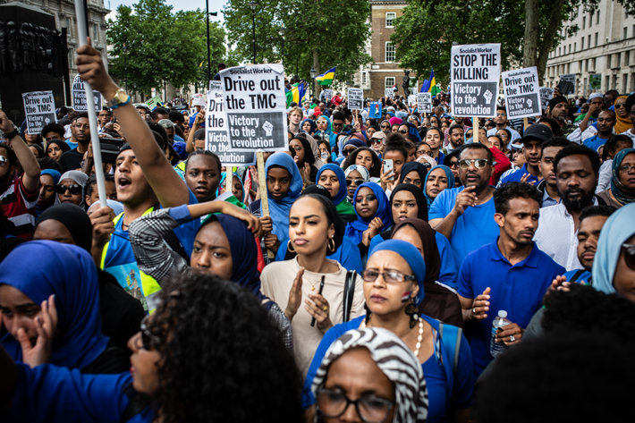 Súdánci ve Spojeném království protestují 20. června 2022 a požadují civilní vládu v Súdánu.