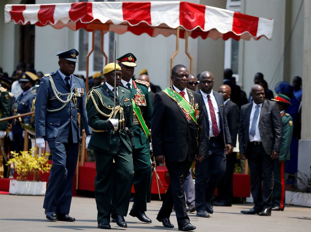Zimbabwský prezident Emmerson Mnangagwa přijíždí oficiálně zahájit nové zasedání parlamentu a přednést svůj projev o stavu národa v budově parlamentu v Harare, Zimbabwe, 1. října 2019.