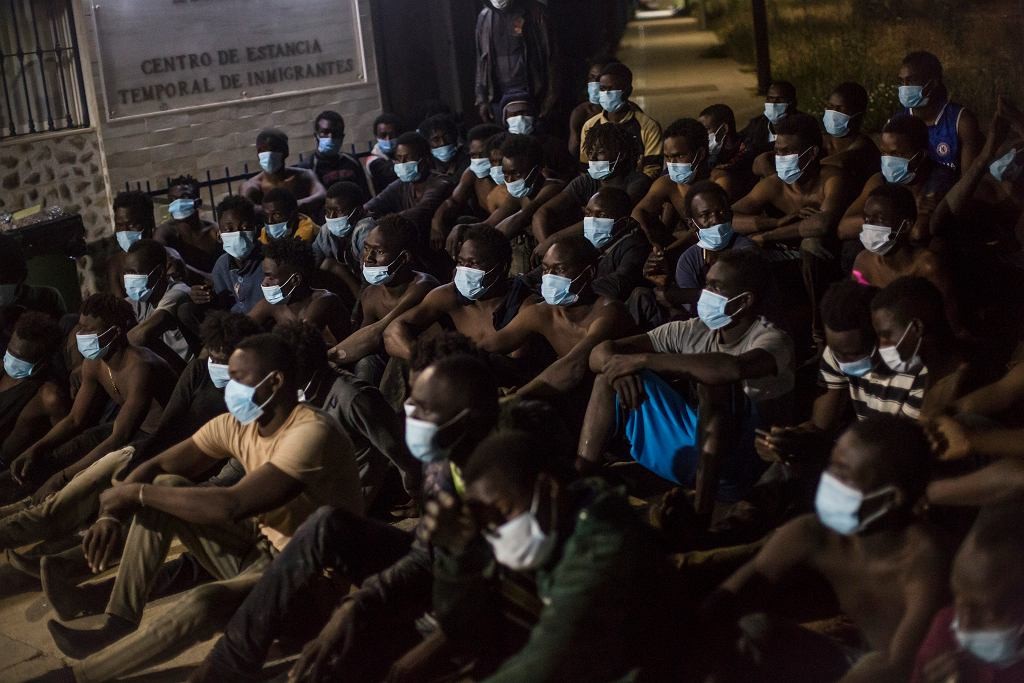 Premiér Viktor Orbán řekl, že pokud jde o migraci, chceme-li někomu pomoci, nepotřebujeme ho povzbuzovat, aby se zdržoval mimo svou zemi co nejdéle, ale abychom mu pomohli co nejrychleji se tam vrátit.